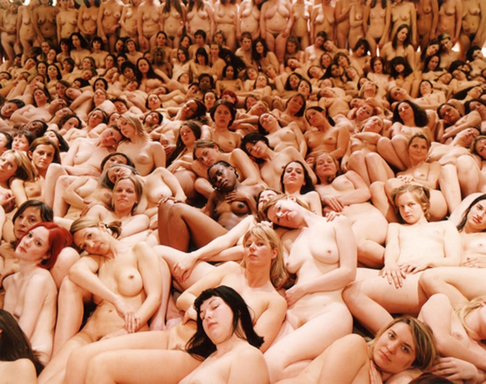 Развлекающиеся голые дамы