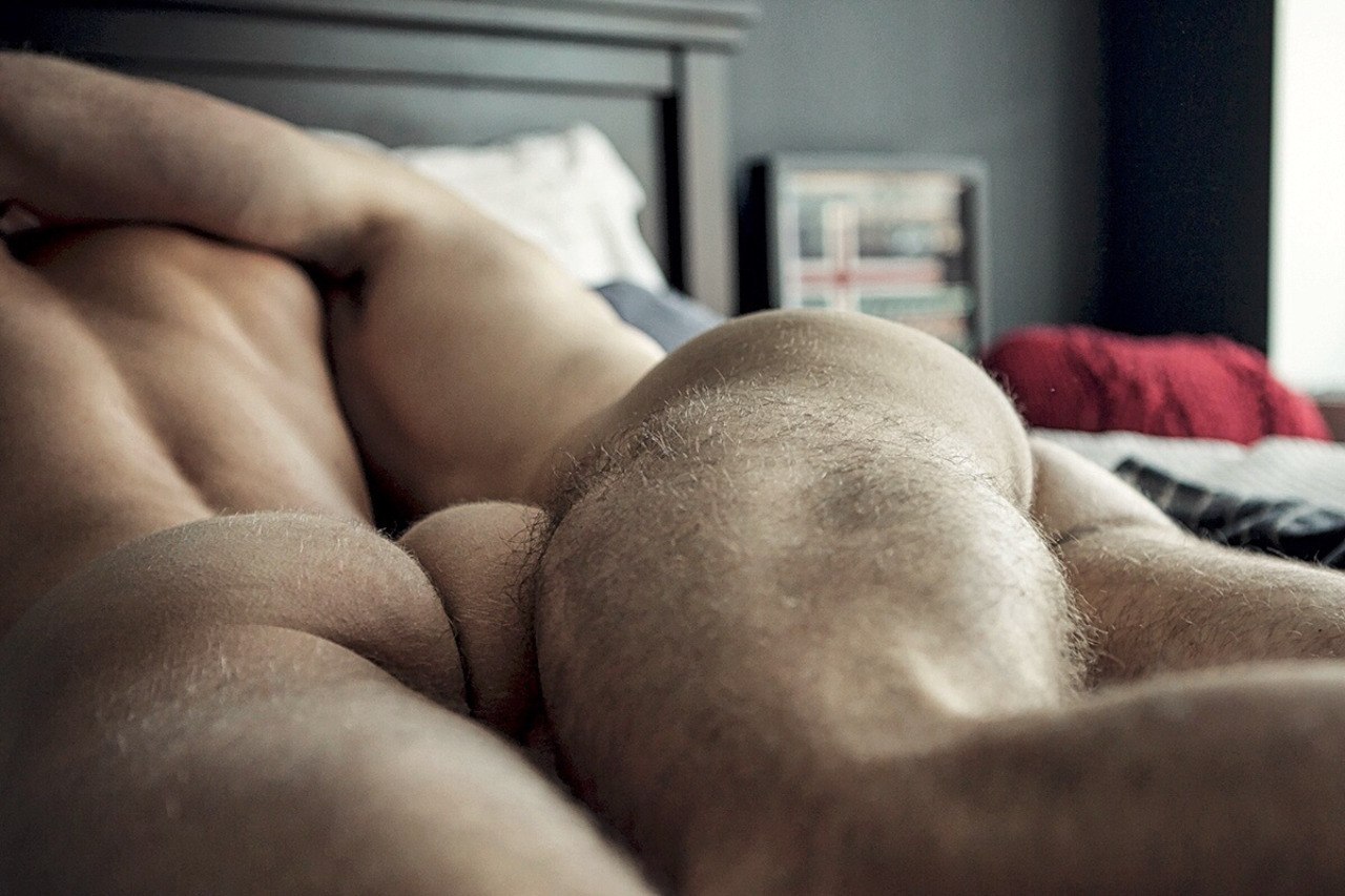 гей парни спящие в кровати фото 14
