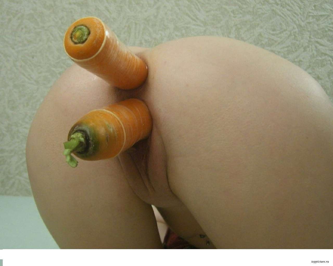порно девушка трахает себя морковкой фото 93