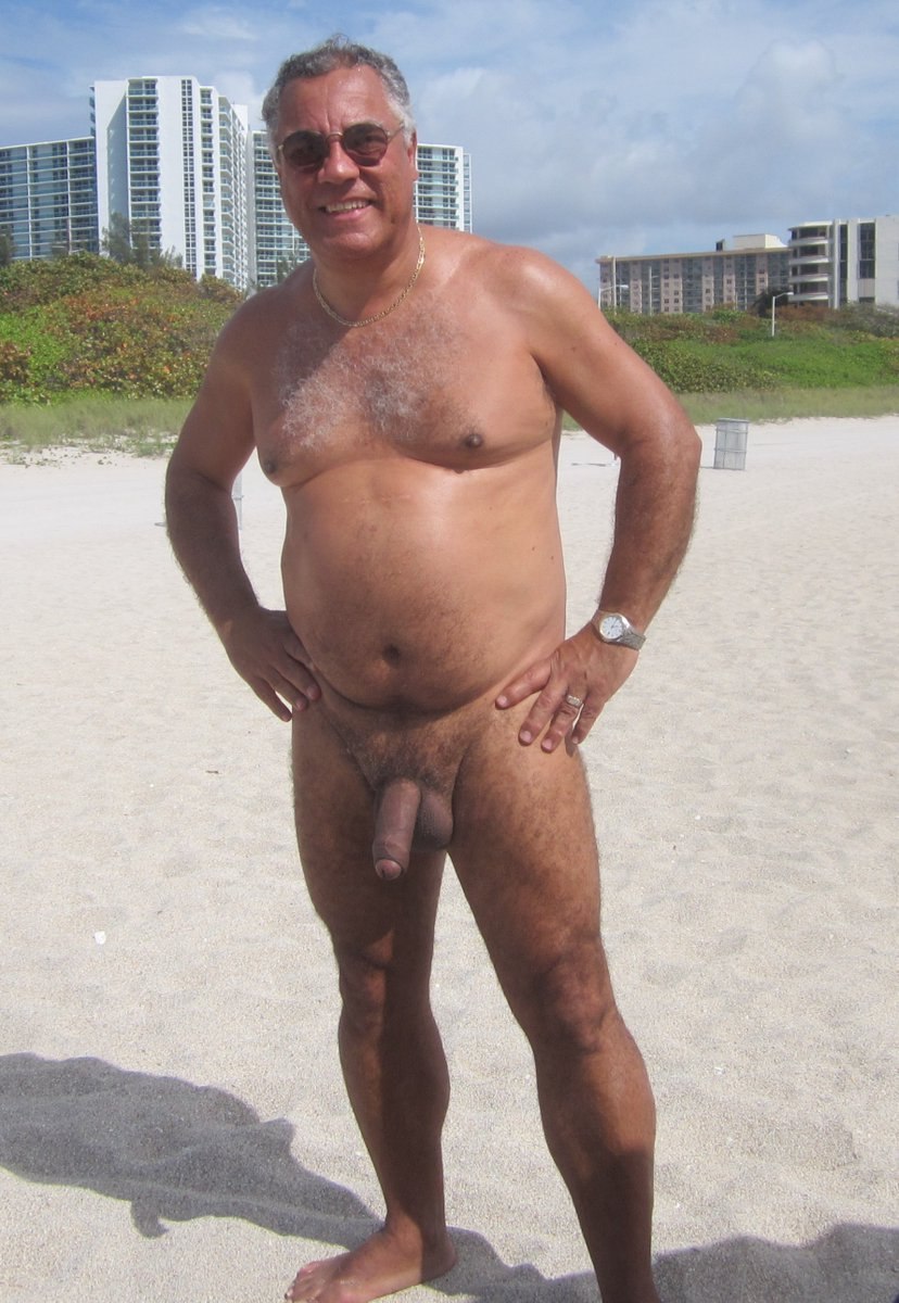 мужик с огромным членом на пляже фото 111