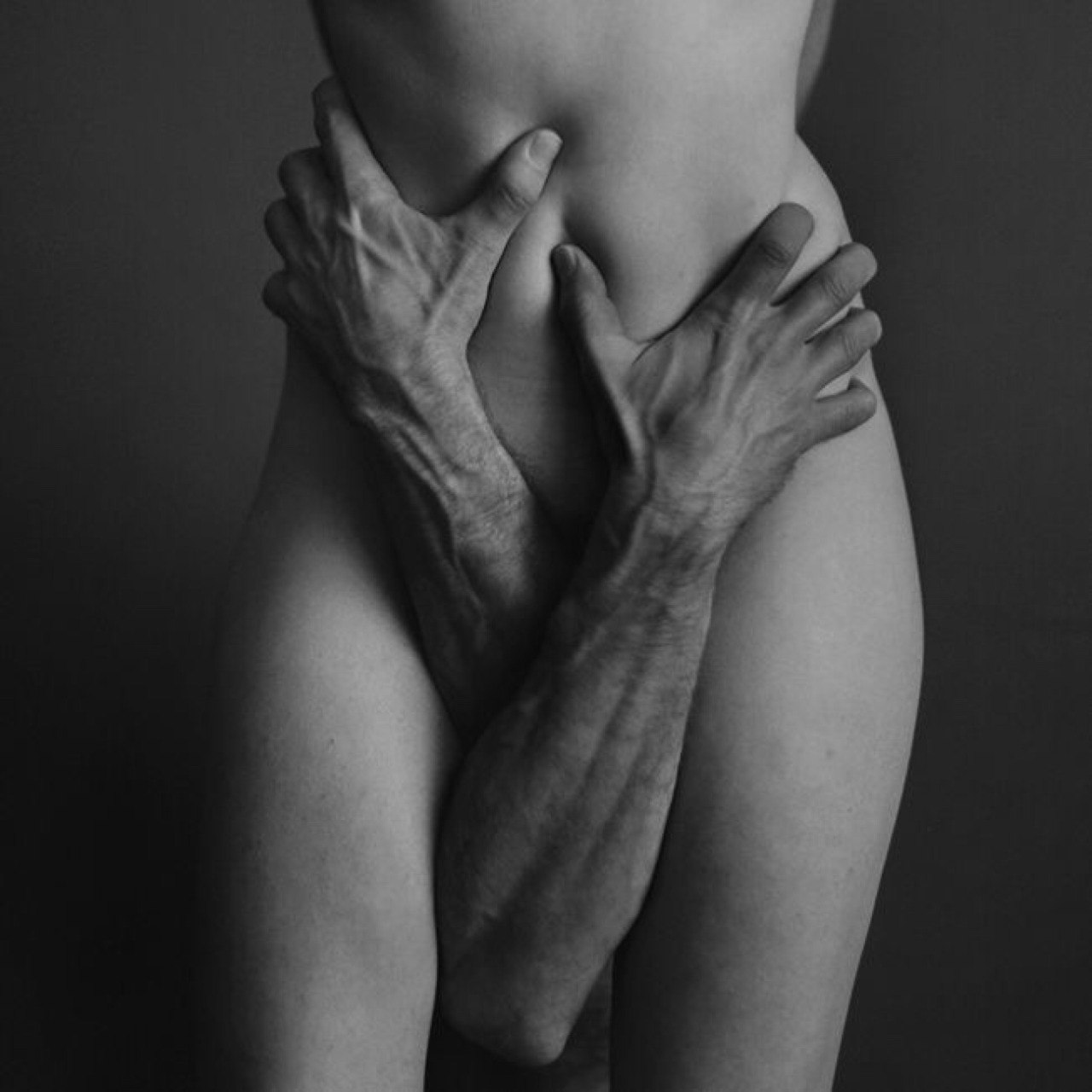 эротика рука в руке черно белое фото 22