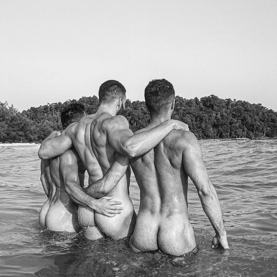 парни на пляже с голыми членами фото 113