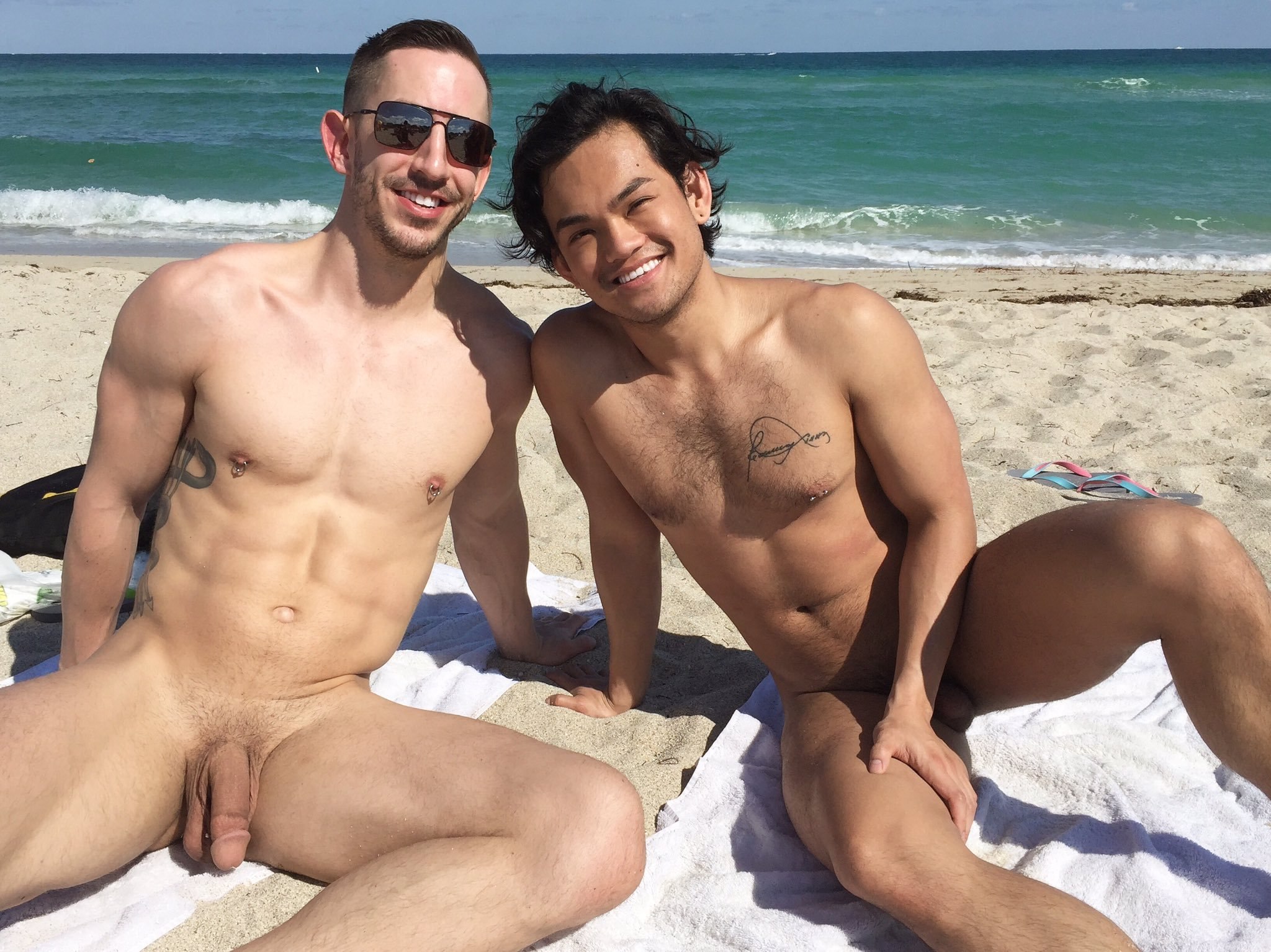 парни голые на пляжи фото 39