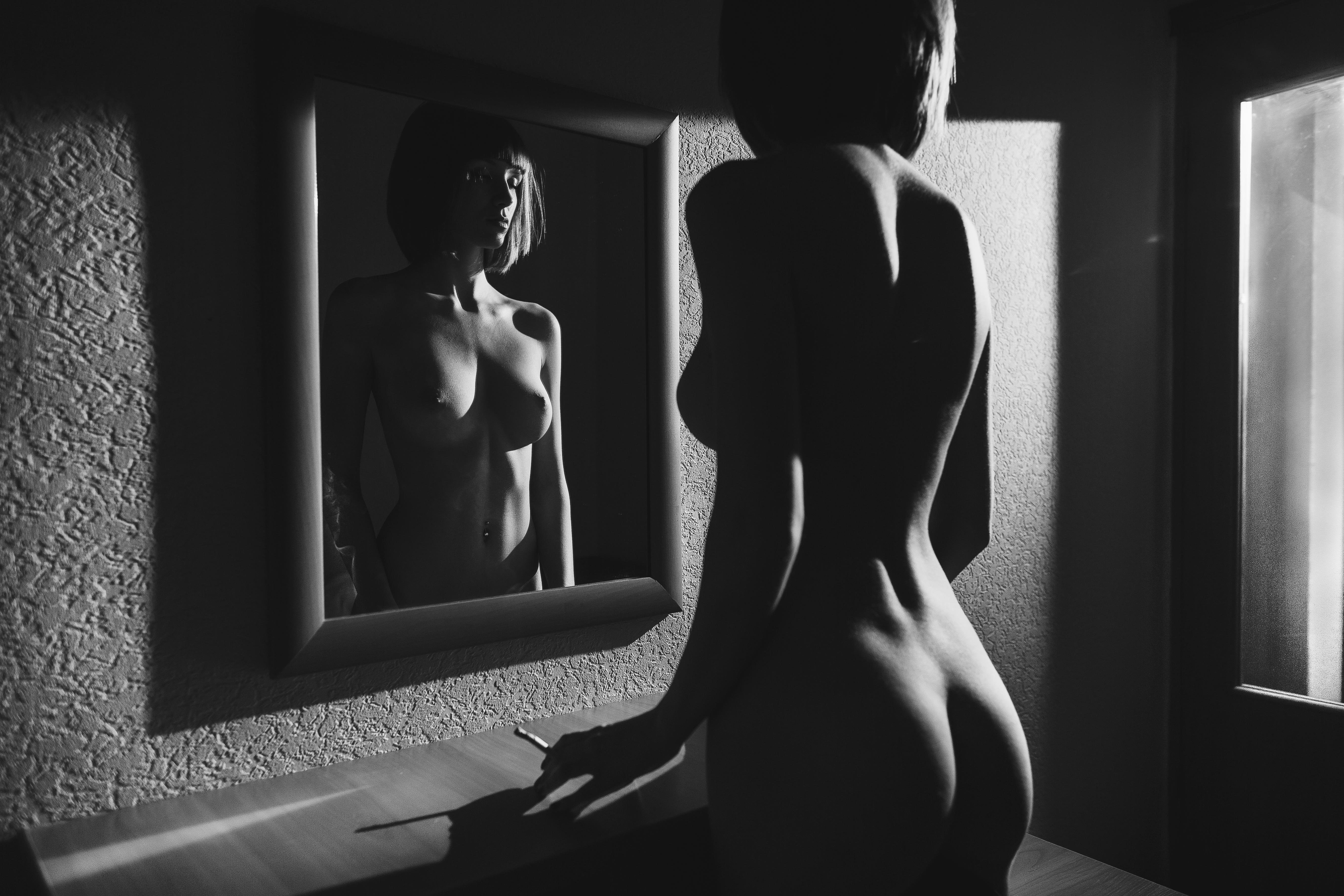 фото голой девушки отражение в зеркале фото 83