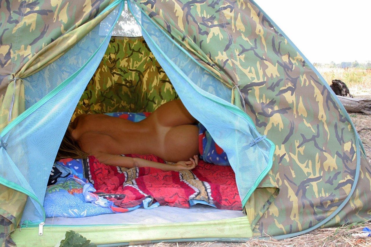 смотреть эротику в палатке фото 43