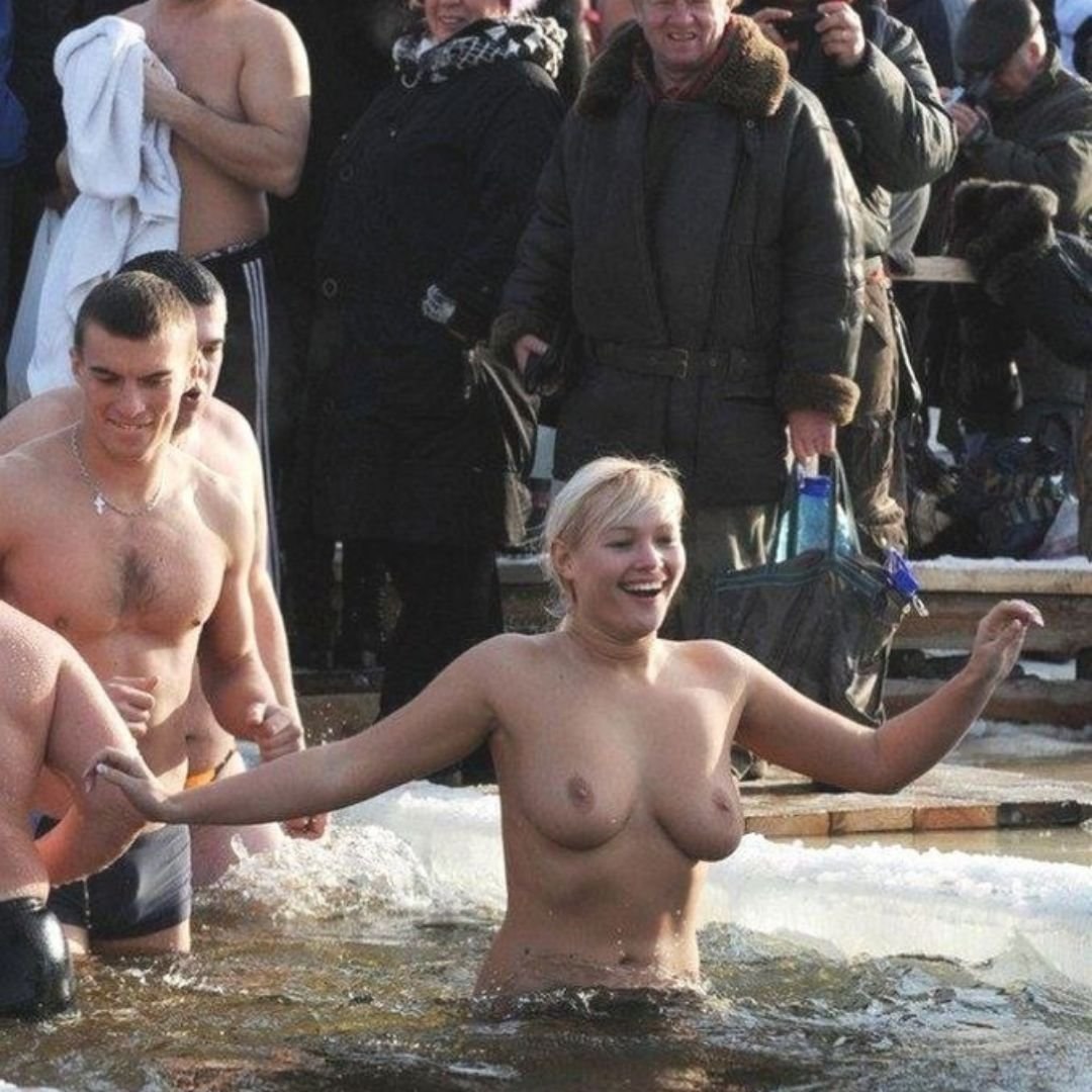 Голые зрелые женщины купаются в ледяной воде (57 фото) .