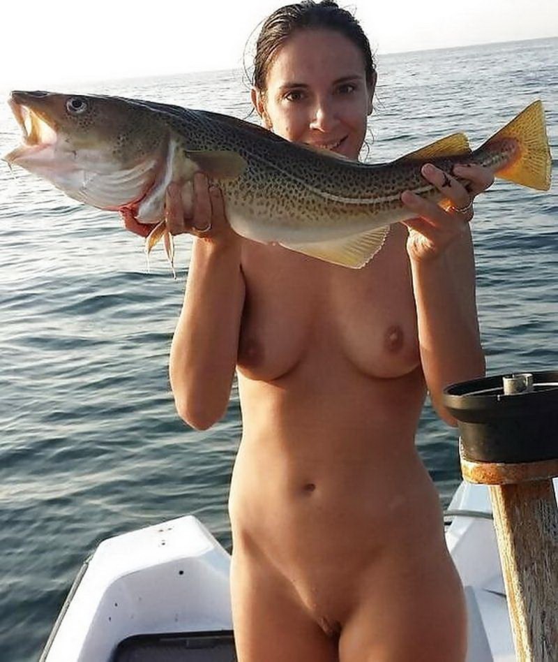 Голые красавицы на рыбалке
