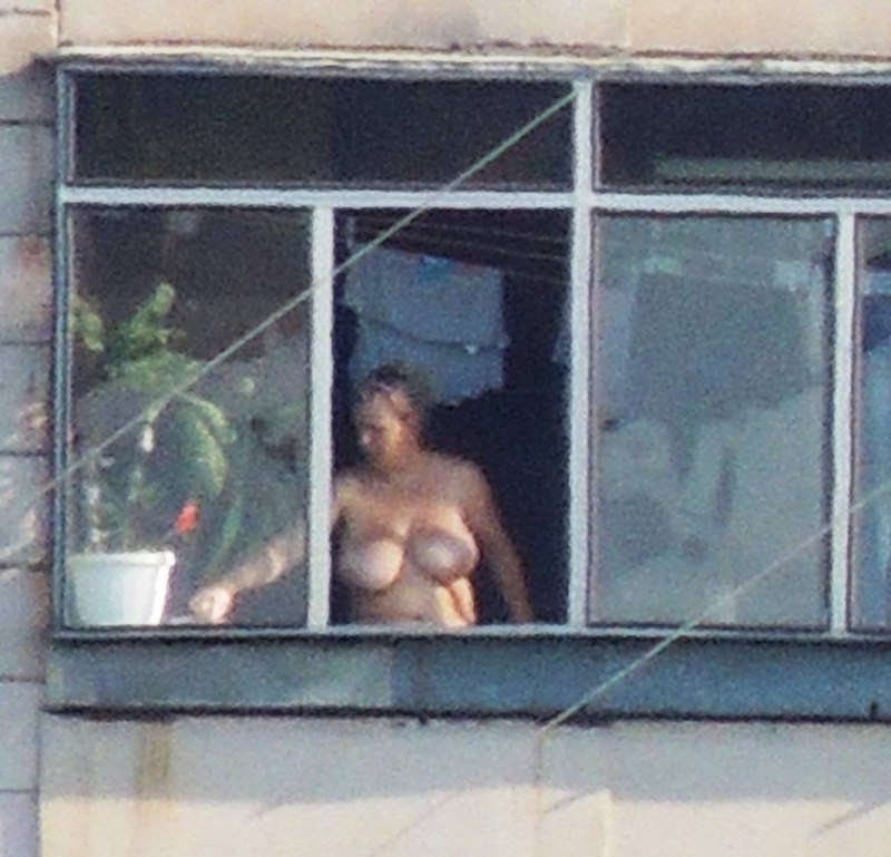Сочные голые женщины на балконе