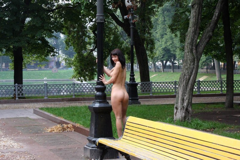 Голые женщины в парках