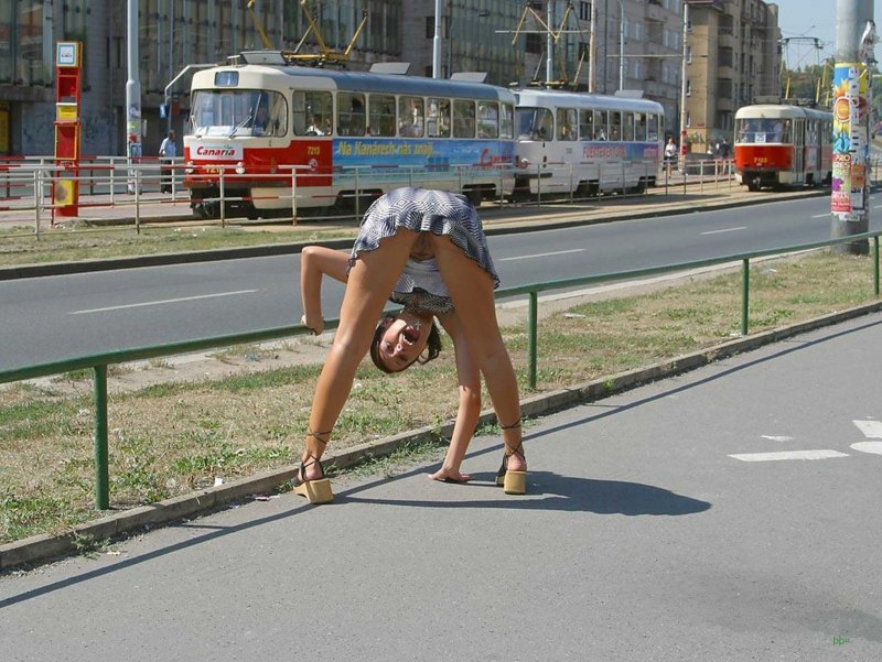 Случайно нагнулась без трусов