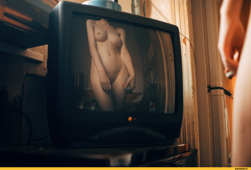 голая девушка у телевизора