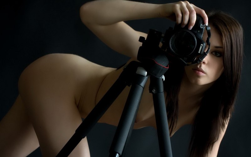 Голая женщина фотограф