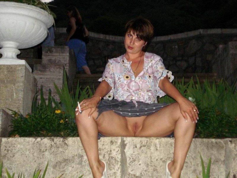 Зрелые в юбке и без трусов