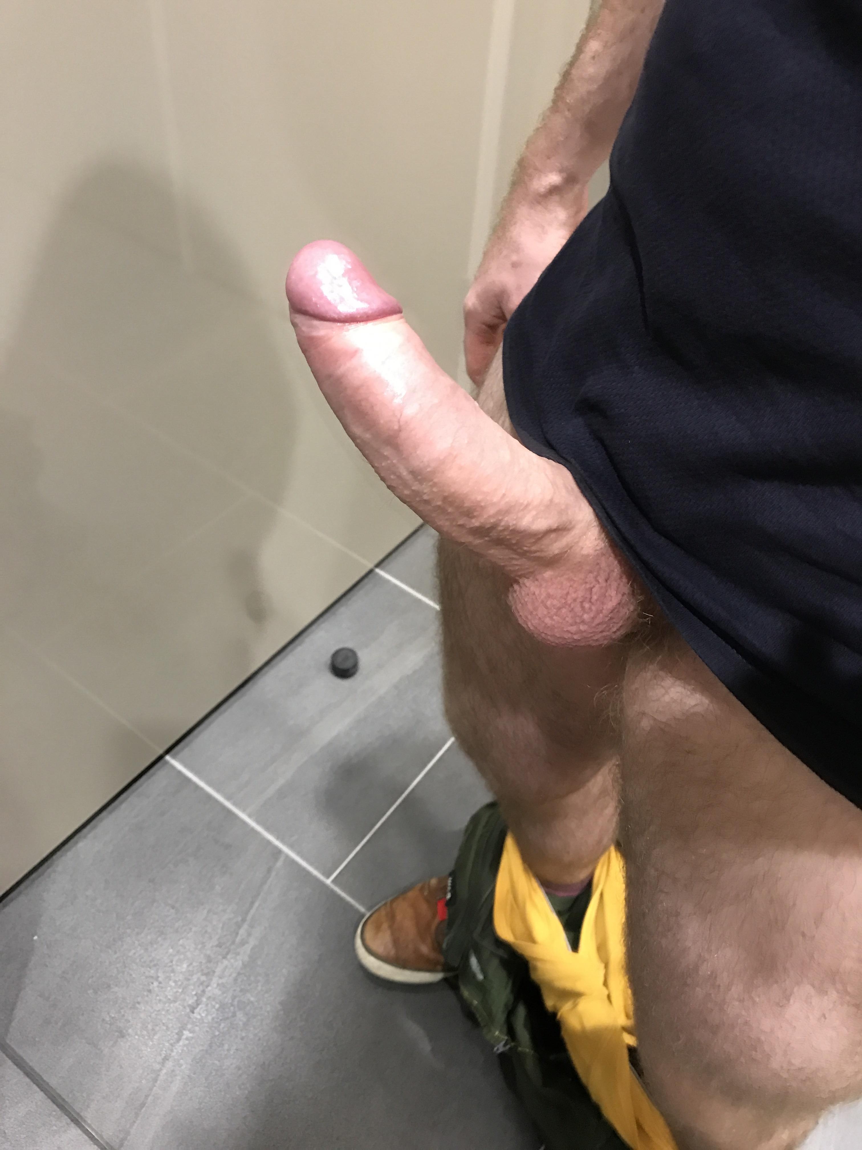 порно парень дрочит себе член в туалете фото 4
