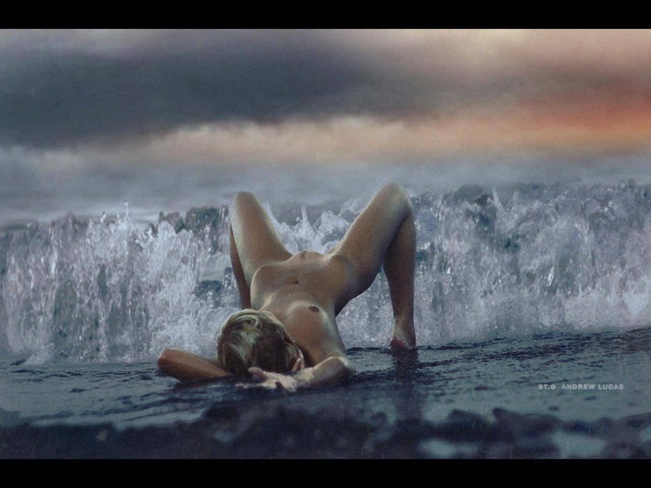 голая женщина на воде фото фото 21