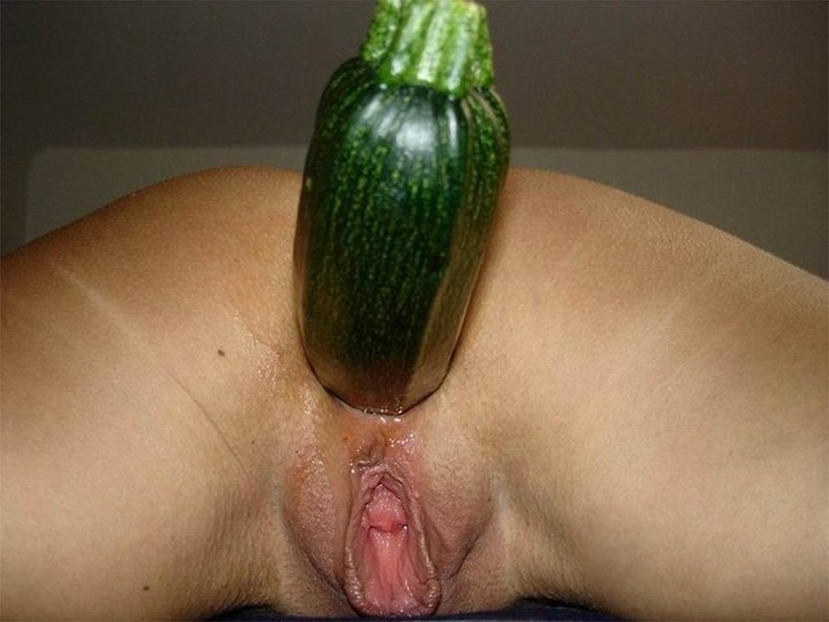 засовывает овощи порно фото 33