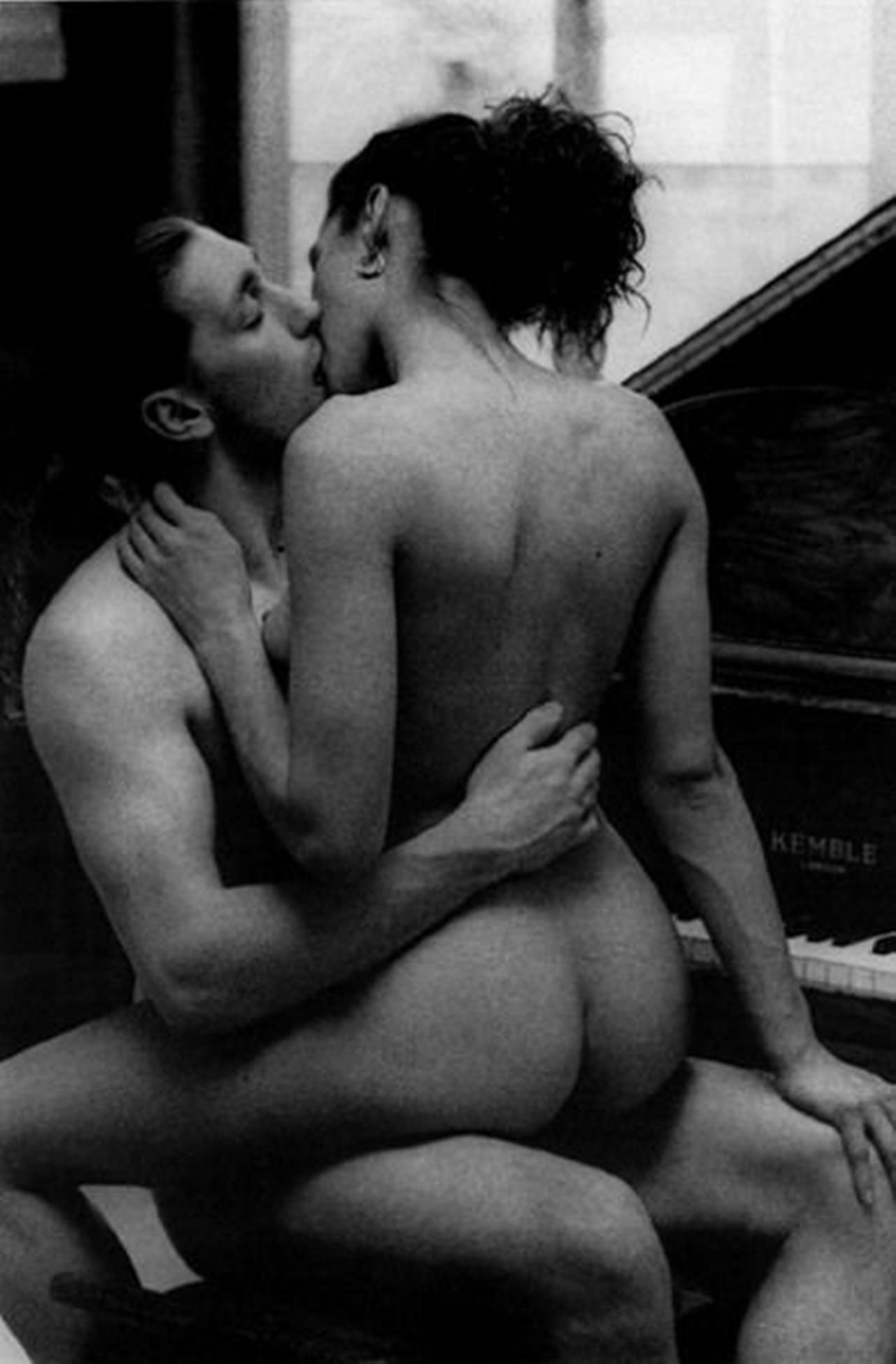 фото голая девушка целуется с парнем фото 43