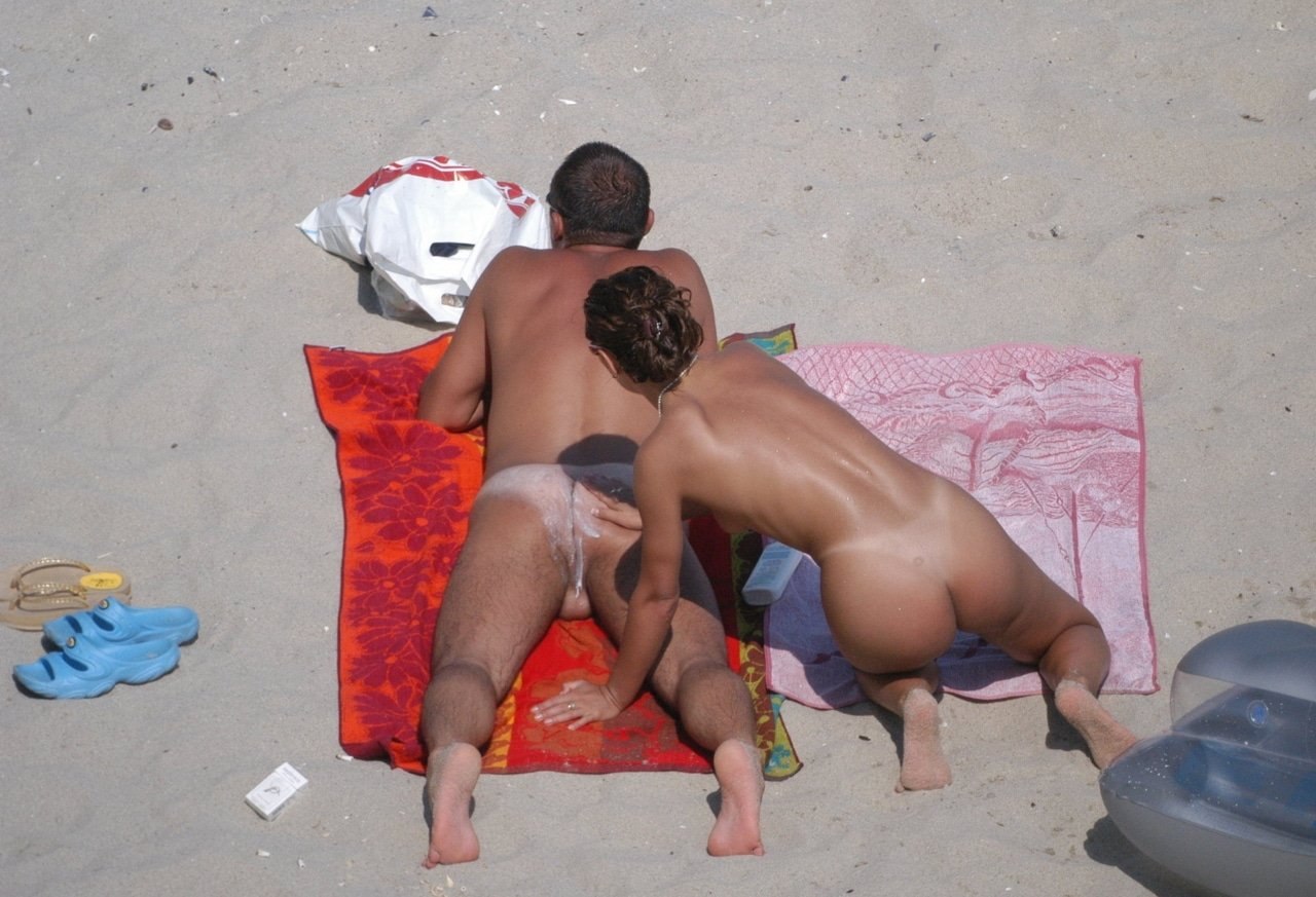 застукали голым на пляже фото 118