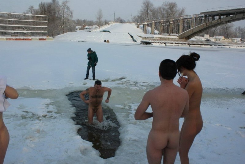 Голые мужчины купаются в проруби