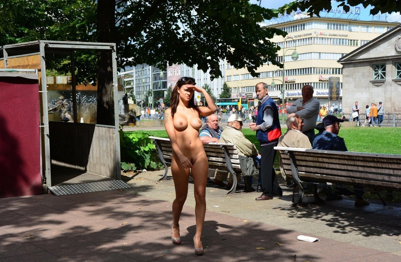 эротика голая в публичных местах фото 2