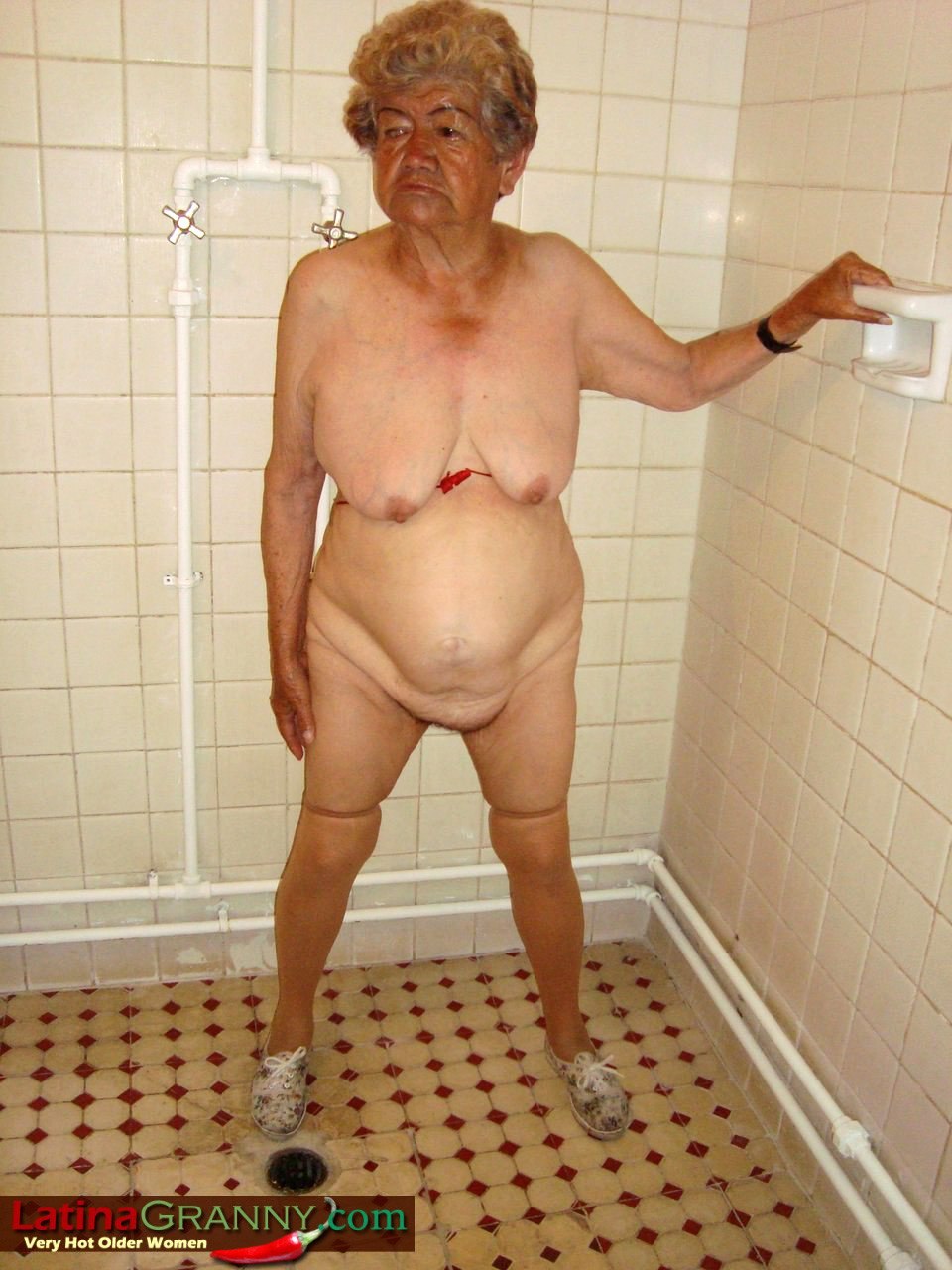 фото голой старухи в ванной фото 69