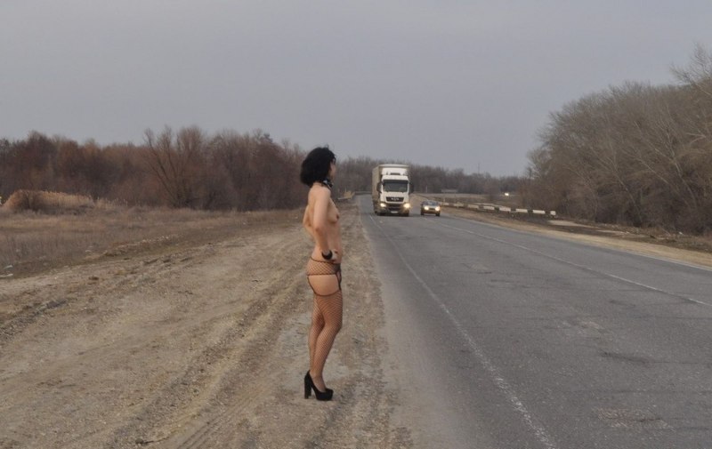Голая на капоте автомобиля