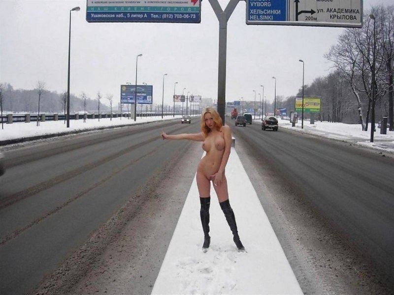 Девушка ночью раздевается