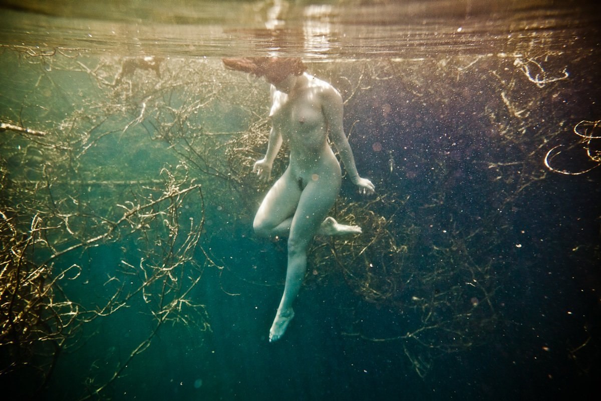 Women naked underwater