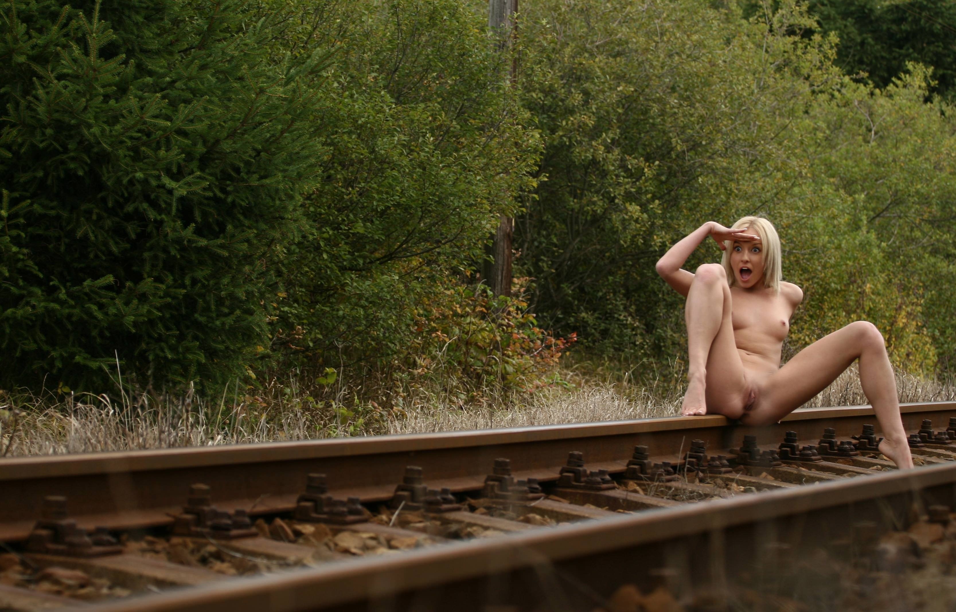 фото голых на железной дороге