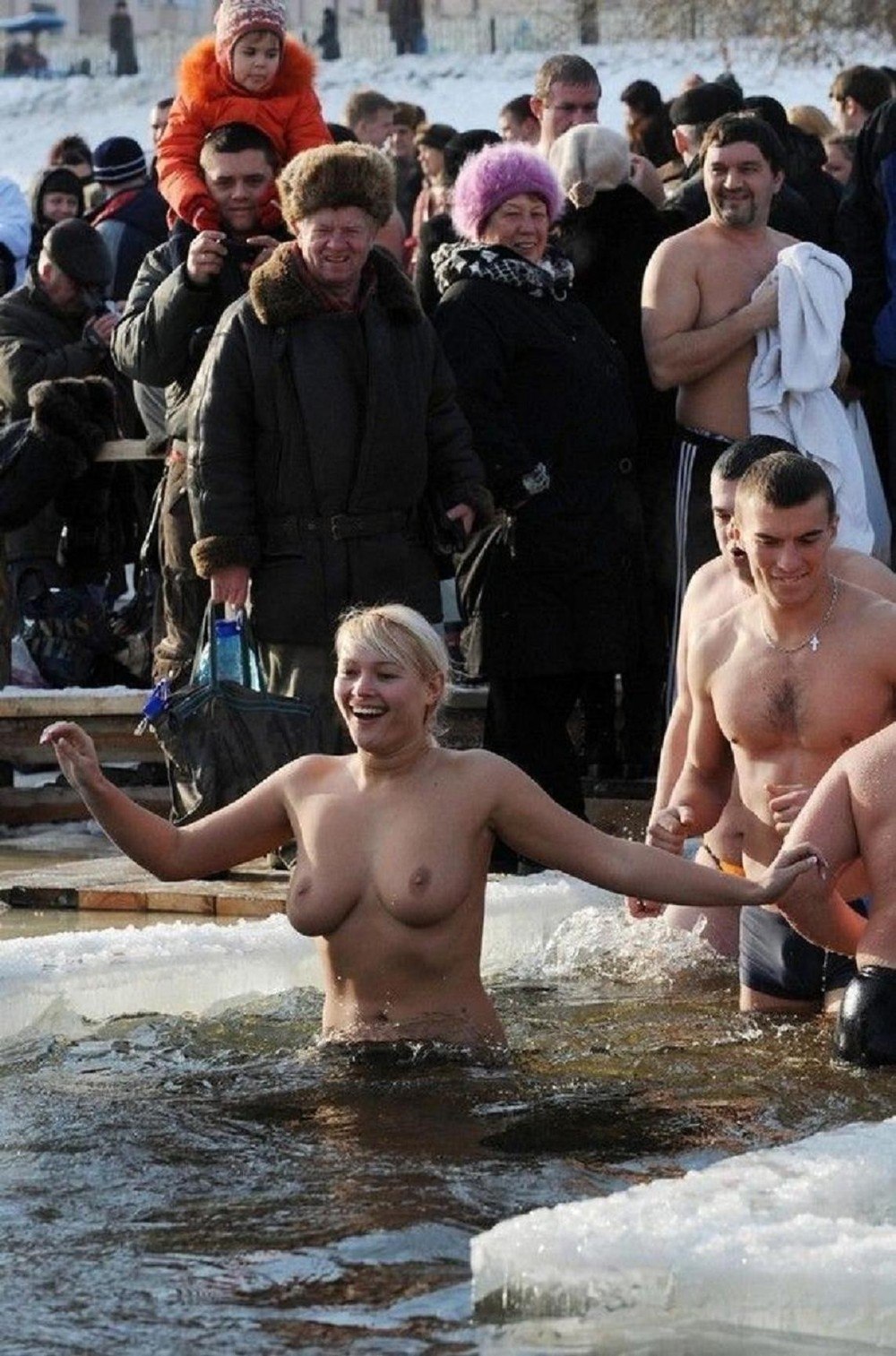 голые девушки купаются порно