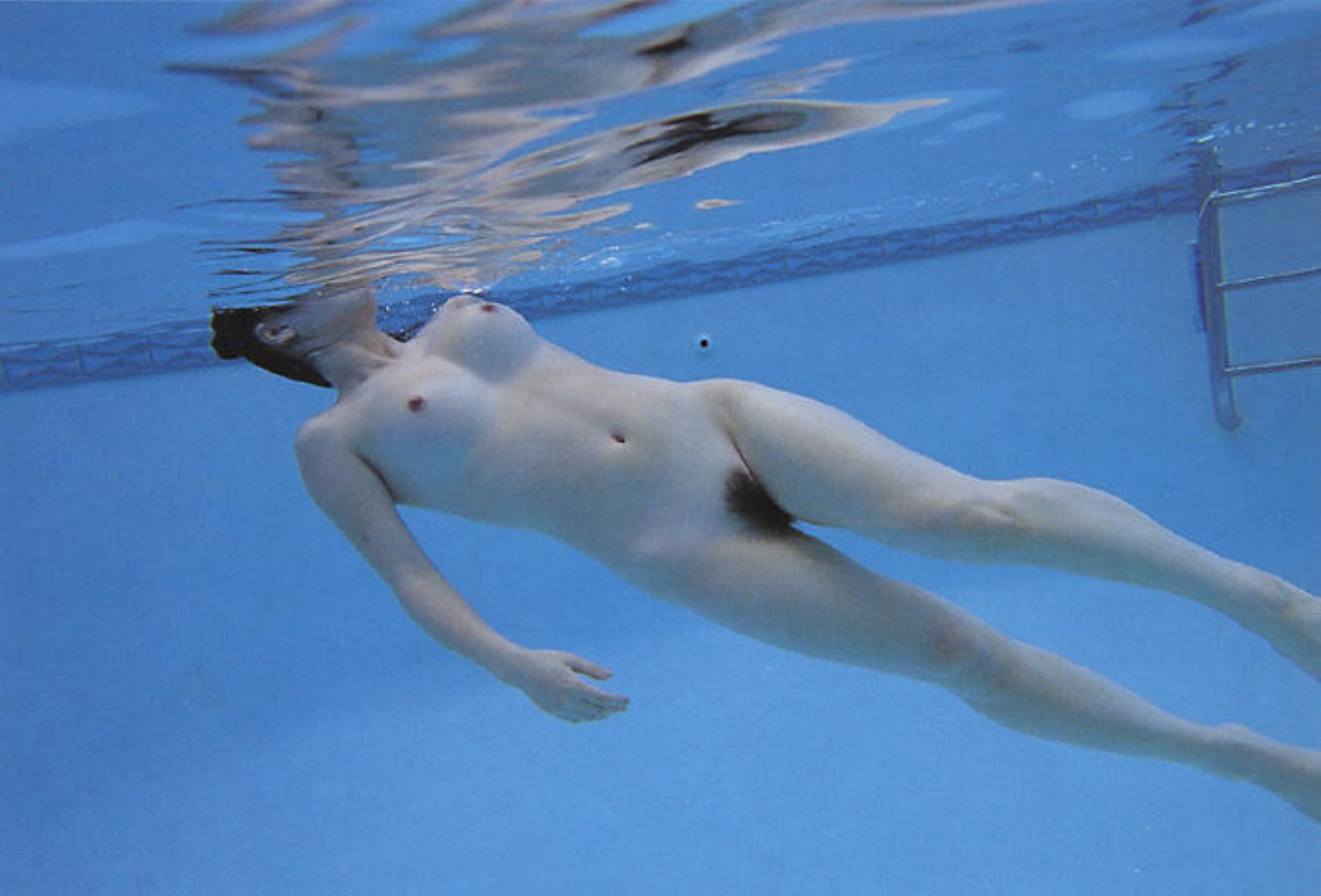 смотреть голые плавают под водой фото 85