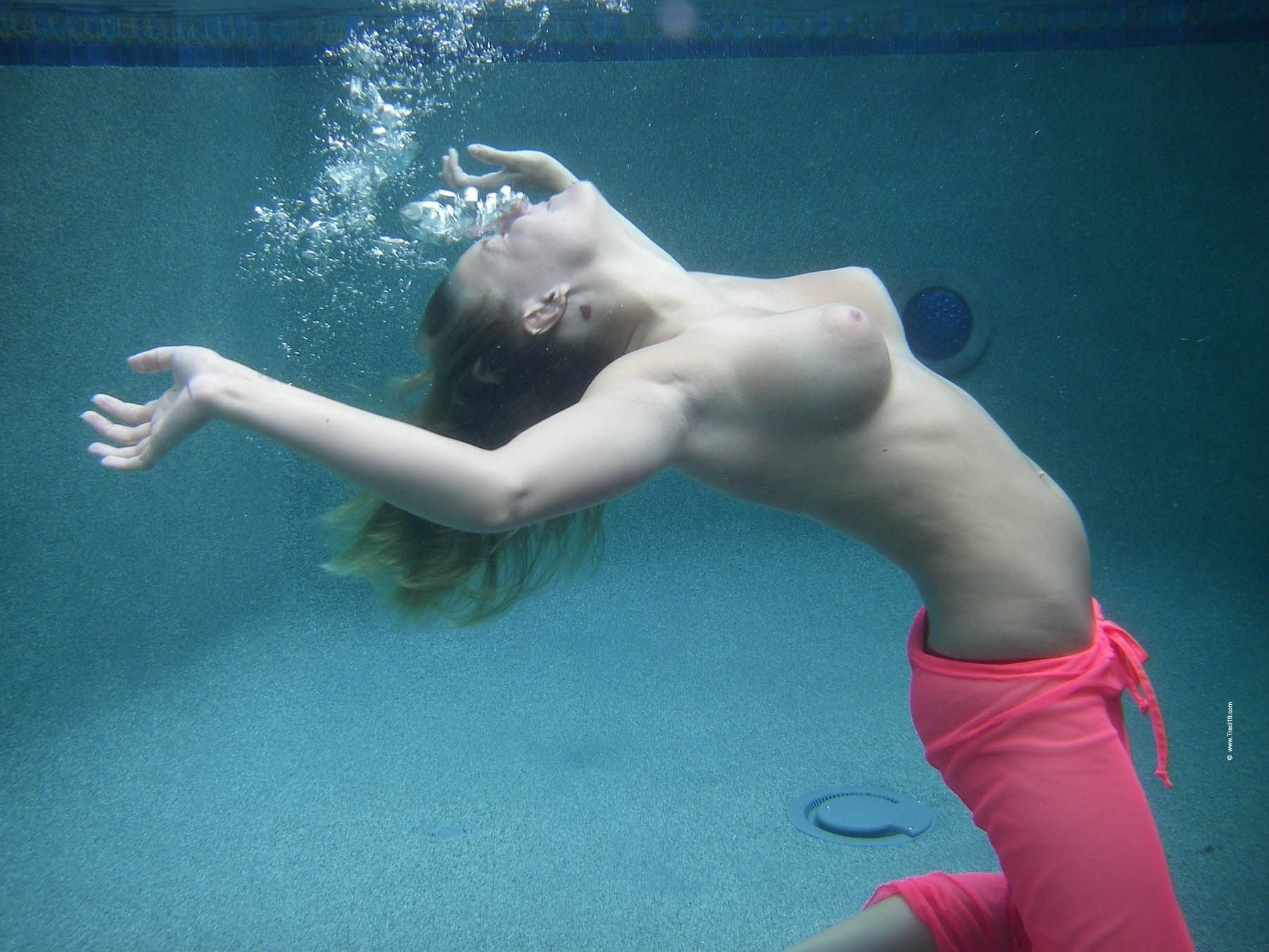 голые подростки купаются в бассейне фото 88