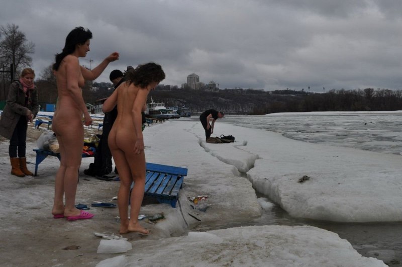 Купание в проруби голышом