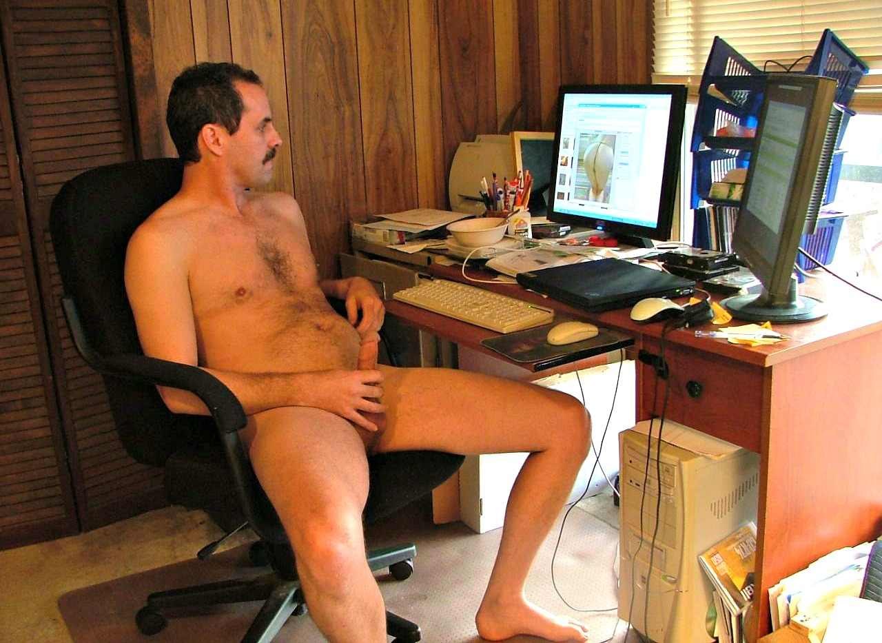 мужик смотрит порно и дрочит член фото 12